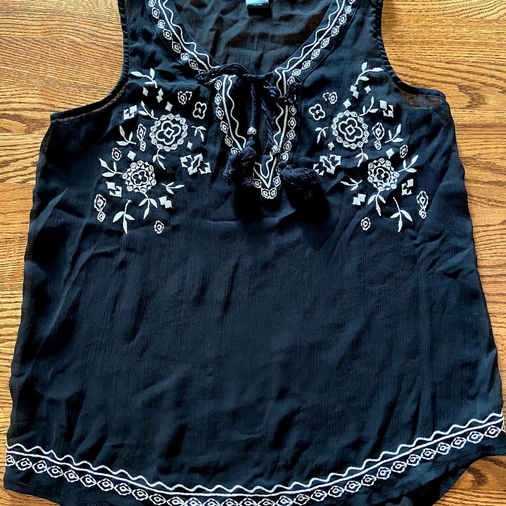 Wet Seal Women’s Embroidered Top (size:S)